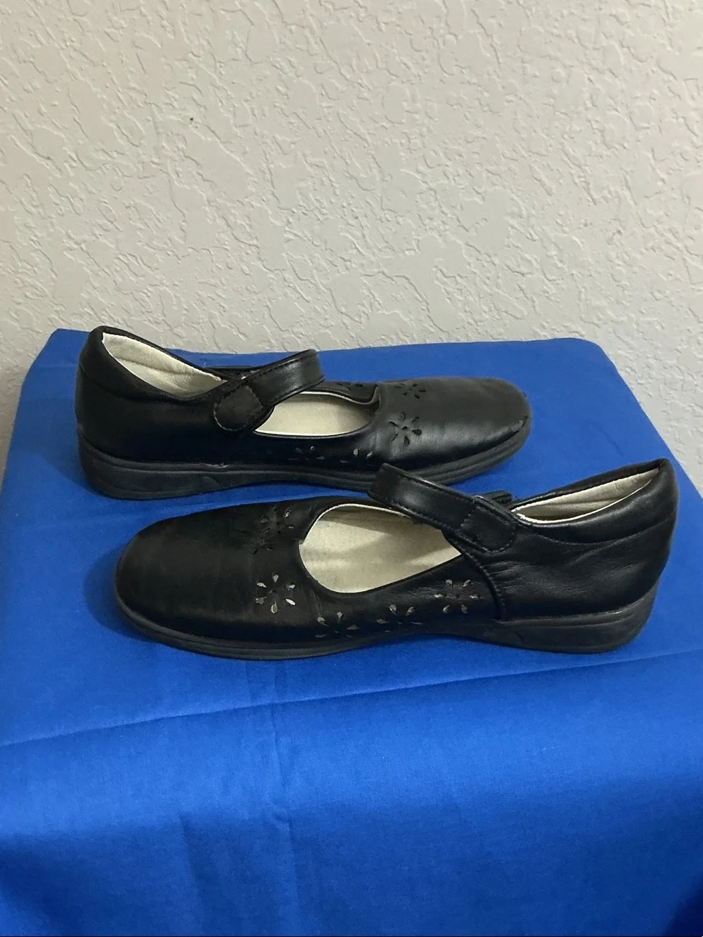 👞 Girls Black Floral Cutout Mary Jane Flats School Uniform Dress Shoes 👞
